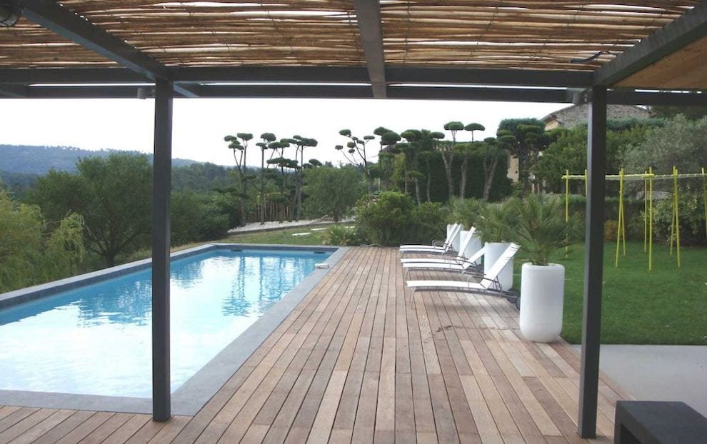 ombrage terrasse - pergola en bois avec canisses