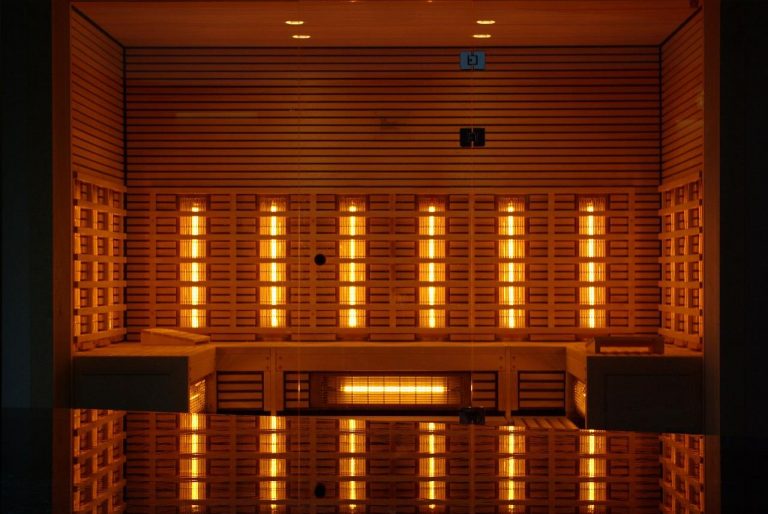 Choisir son sauna : modèle vapeur ou infrarouge ?