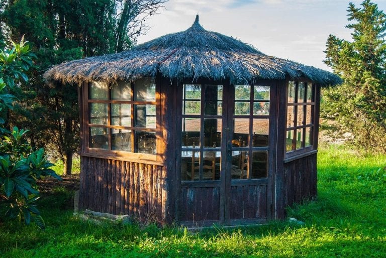 Store banne ou pergola : quelle solution choisir pour profiter au mieux de sa terrasse ?