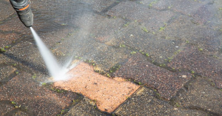 Comment nettoyer une terrasse noircie ? Ces 4 astuces pratiques vont vous changer la vie