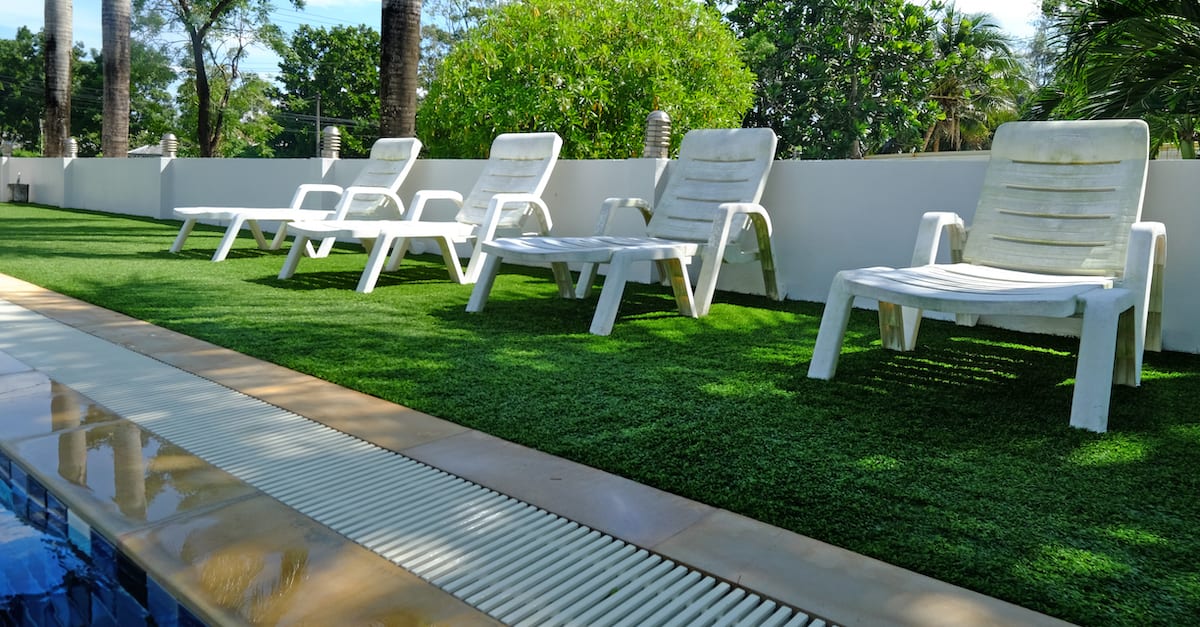 Comment déjaunir le mobilier de jardin en plastique ? Ces 4 astuces pratiques (et simples) sont vraiment efficaces