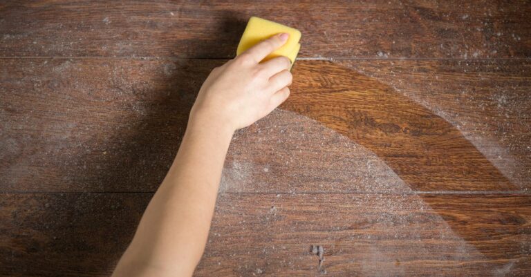 Faire la poussière à la maison