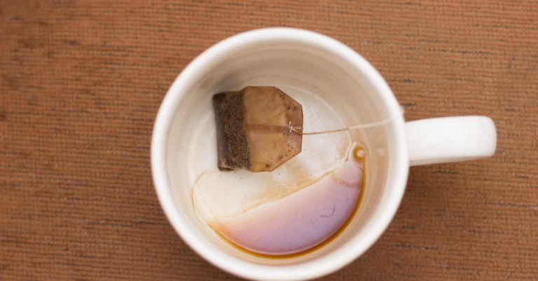 Taches de thé sur la vaisselle : Voici les 6 meilleures astuces pour s'en débarrasser