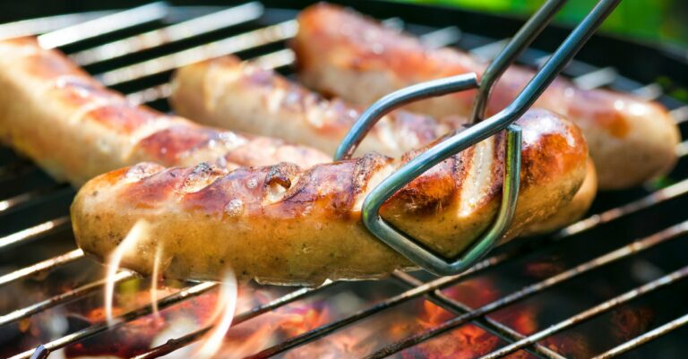 Cuisson des saucisses au barbecue