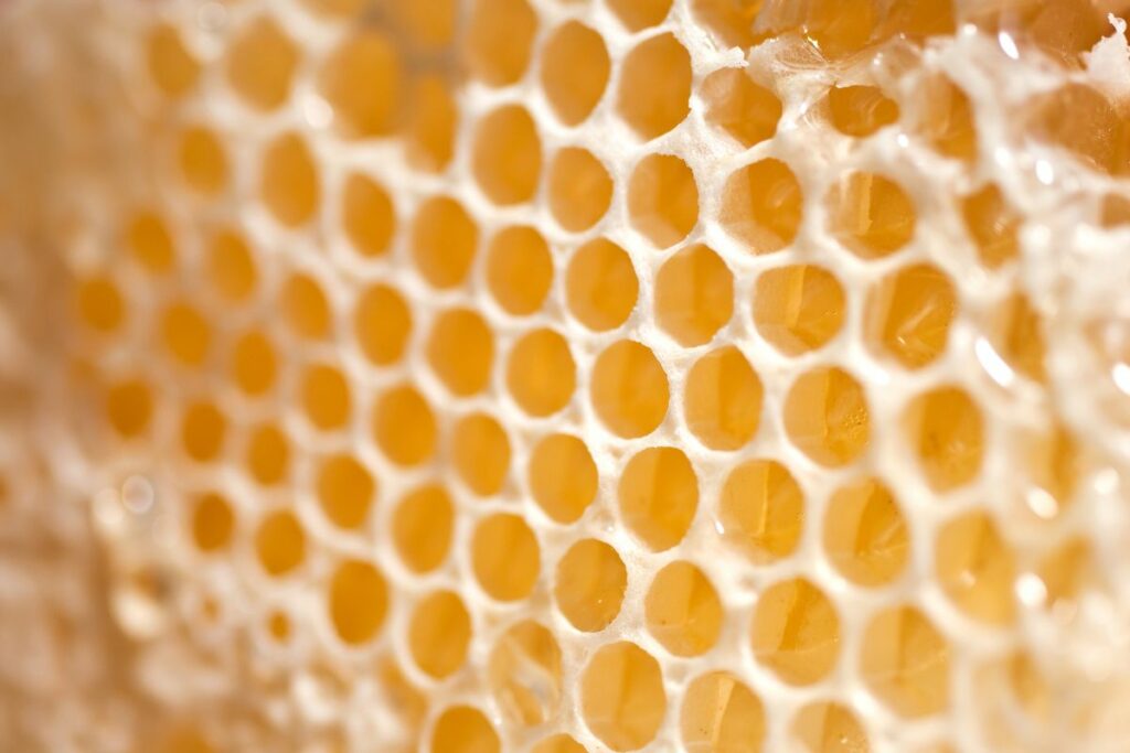 Optez pour la cire d’abeille pour faire briller le parquet