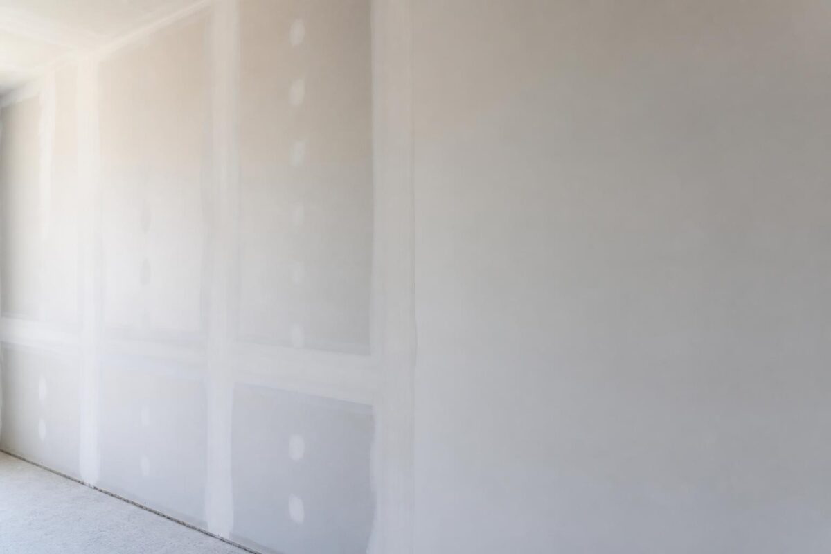 découvrez les différences entre l'enduit de joint et l'enduit de lissage pour maîtriser chaque étape de finition et obtenir un rendu parfait sur vos surfaces.