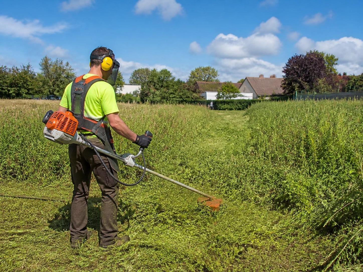 découvrez combien de temps il faut pour débroussailler une surface de 1000 m² et les facteurs qui influencent cette durée pour mieux planifier vos travaux d'entretien.