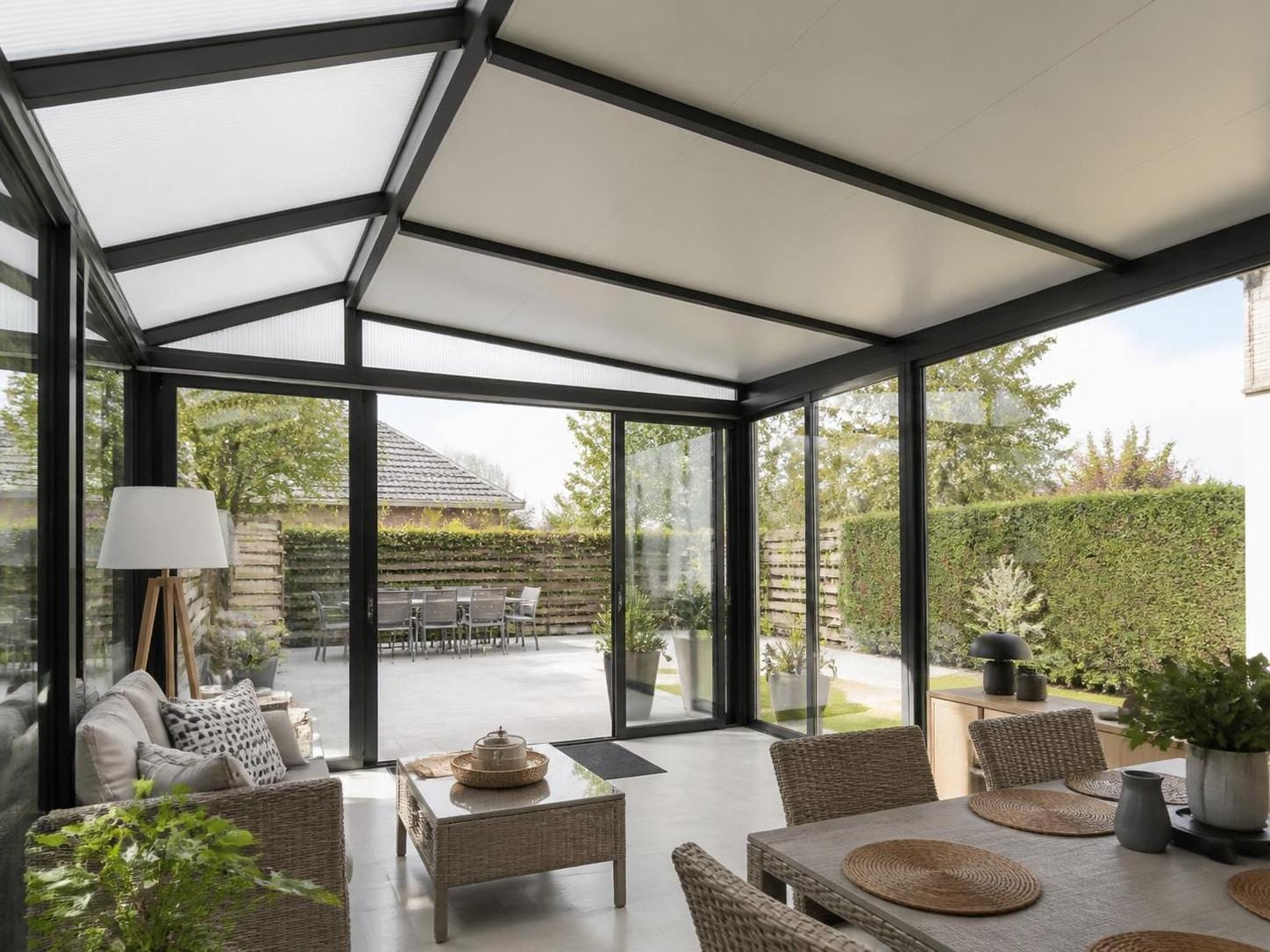 découvrez des techniques efficaces pour isoler parfaitement un toit de véranda en polycarbonate et améliorer le confort thermique de votre espace.
