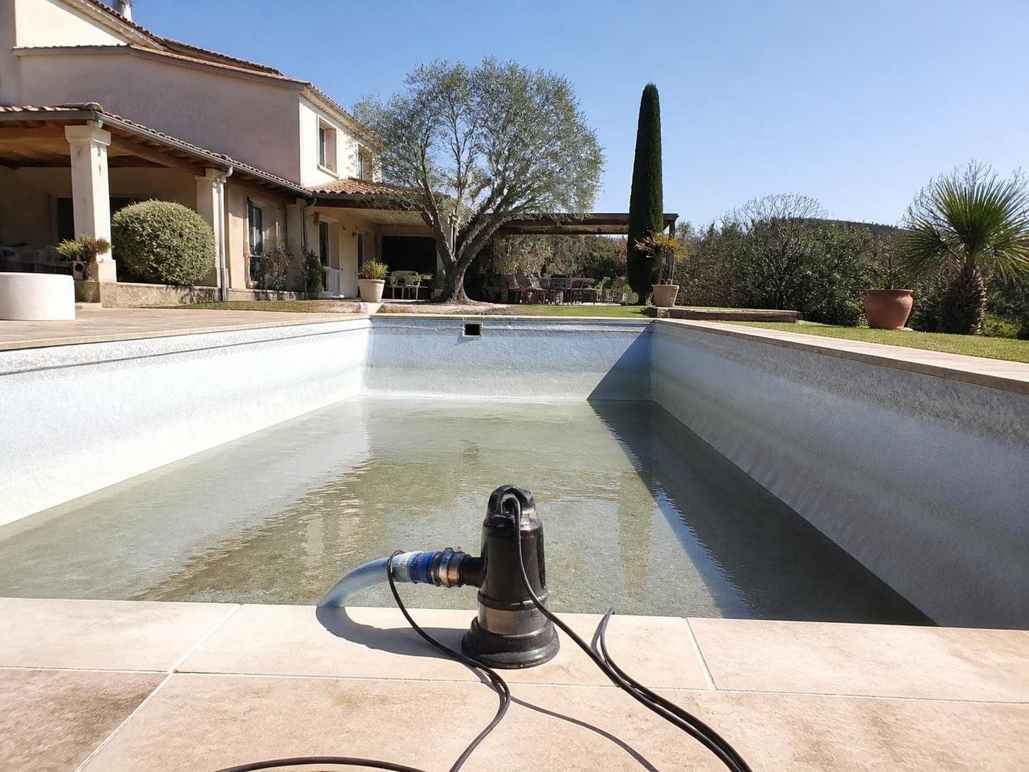 découvrez les méthodes adaptées pour vider efficacement votre piscine en fonction de son type et éviter tout dommage. guide pratique complet pour chaque bassin.