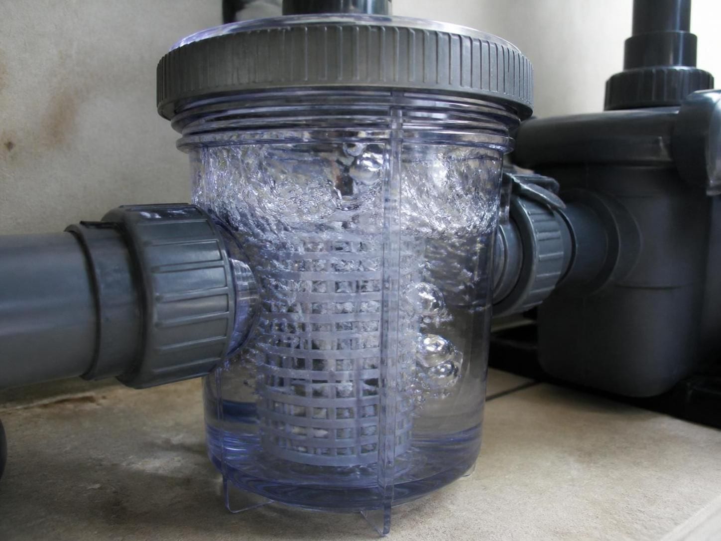 découvrez les indicateurs essentiels pour détecter une prise d'air dans votre piscine et évitez les problèmes de filtration et de circulation d'eau.
