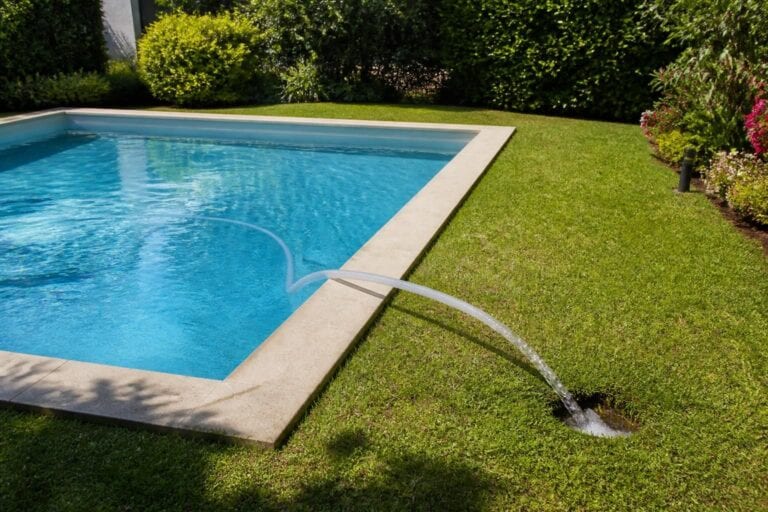 découvrez comment vider votre piscine facilement et rapidement en utilisant simplement un tuyau grâce à notre guide pratique étape par étape.