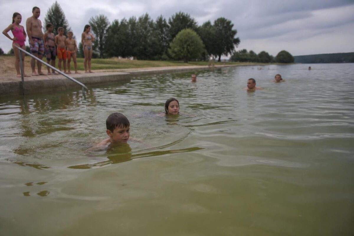 découvrez les risques potentiels pour la santé liés à la baignade dans une piscine trouble et apprenez comment protéger votre bien-être avant de plonger.