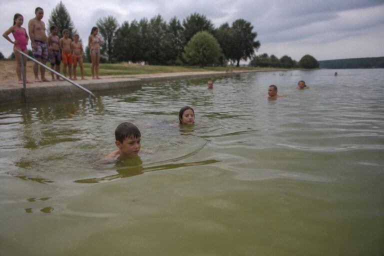 découvrez les risques potentiels pour la santé liés à la baignade dans une piscine trouble et apprenez comment protéger votre bien-être avant de plonger.