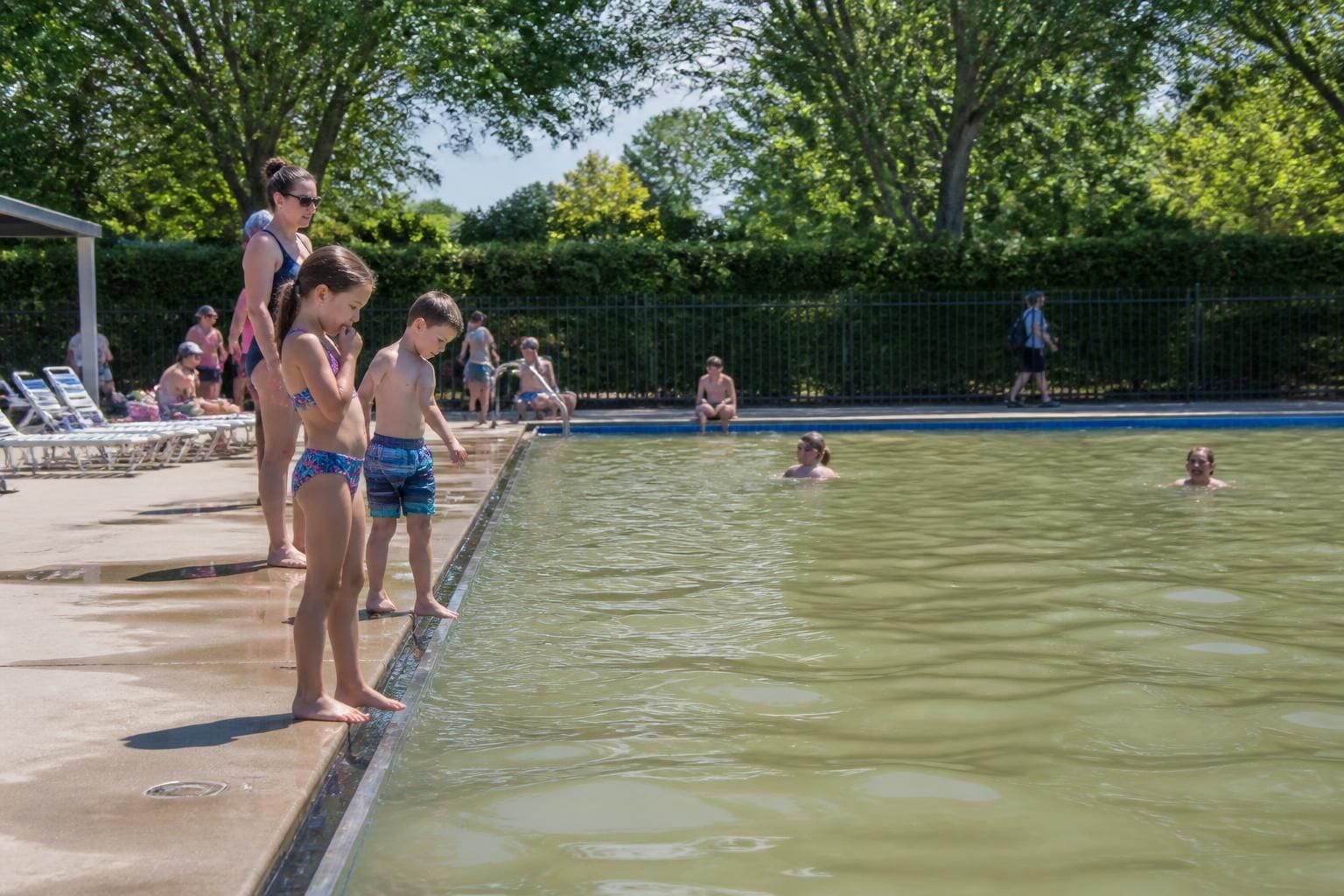 découvrez les risques potentiels pour la santé liés à la baignade dans une piscine trouble et comment protéger votre bien-être.