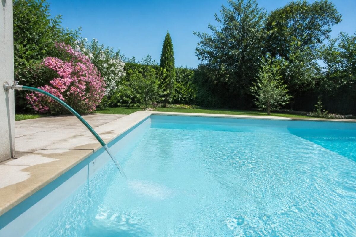 découvrez la durée idéale pour remplir une piscine de 10 m³ efficacement, en prenant en compte le débit d'eau et les meilleures pratiques pour un remplissage rapide et sécurisé.
