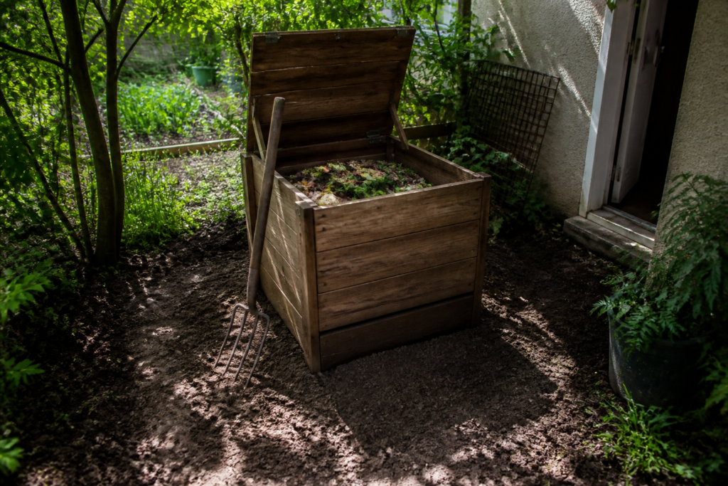 Composteur de jardin : où le placer et quoi mettre dedans ?