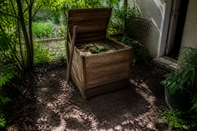 Composteur de jardin : où le placer et quoi mettre dedans ?