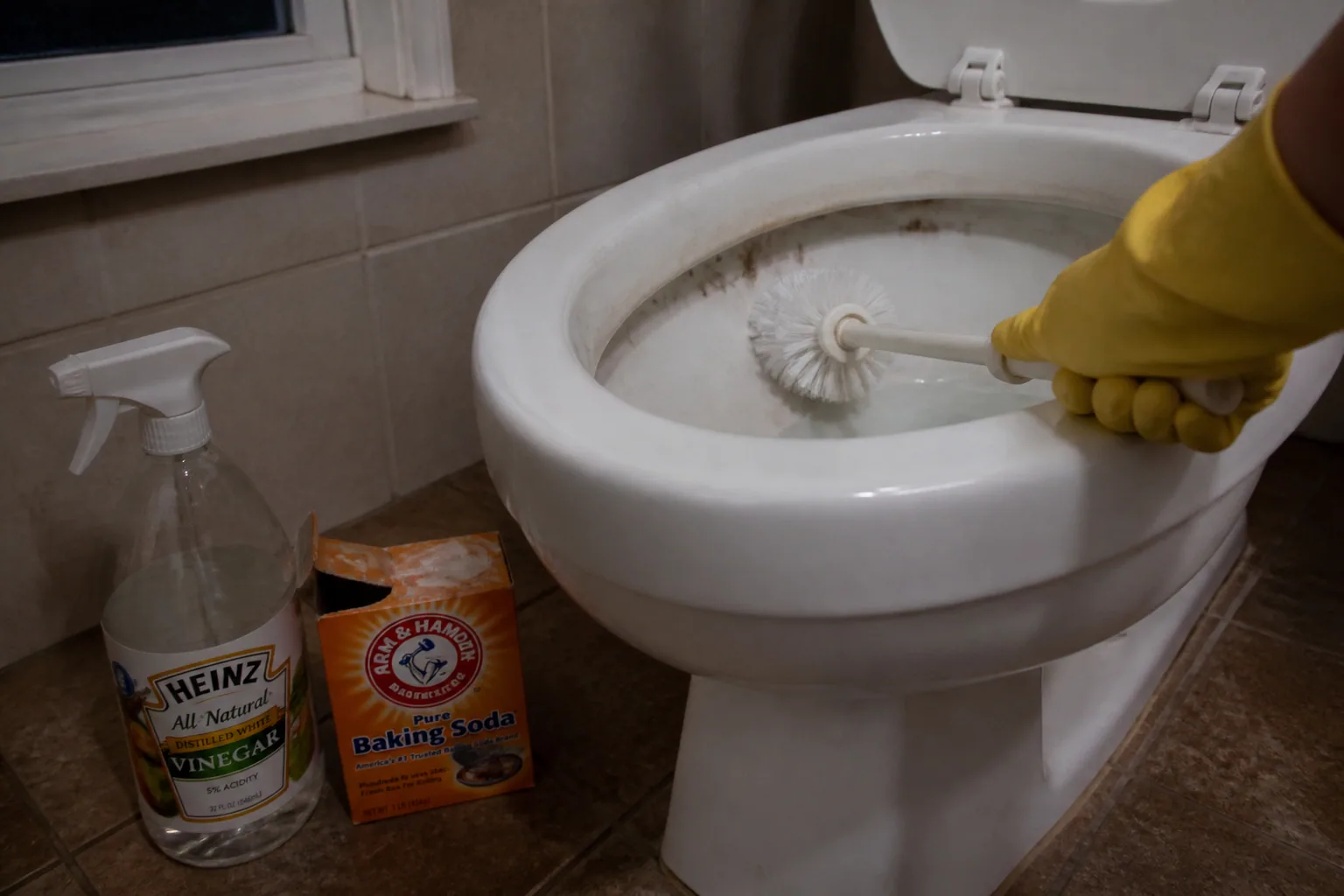 Détartrer les WC : produits, astuces et erreurs qui encrassent encore plus