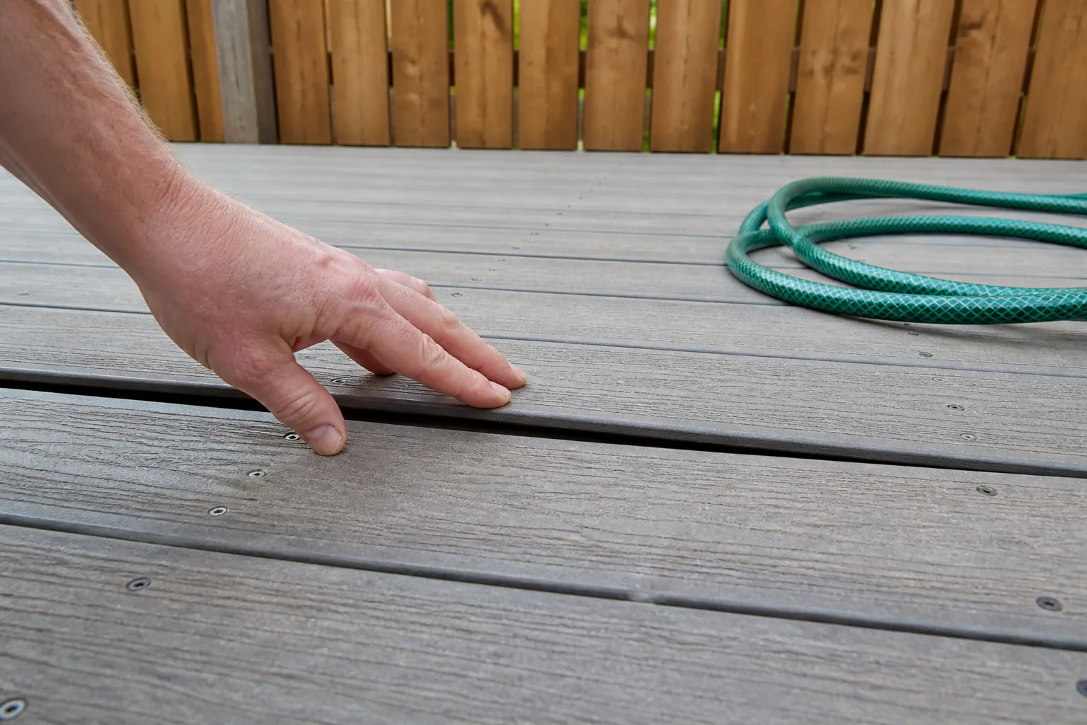 Lame composite pour terrasse : quelle essence pour durer ?